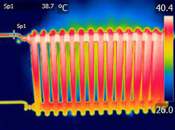 高温の放熱器のサーモグラフィ画像