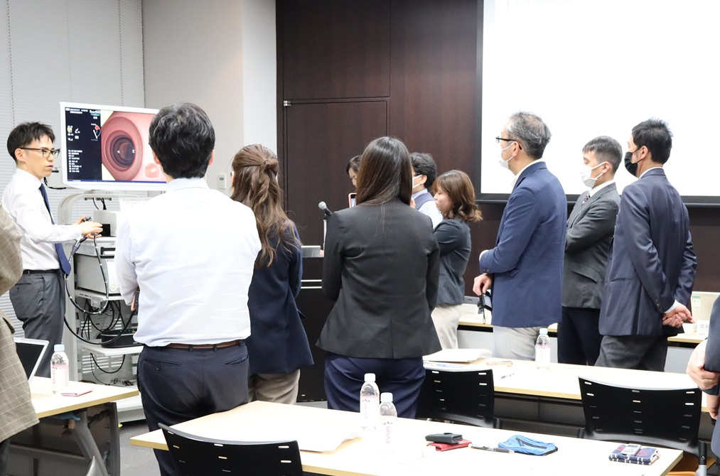 記者発表会でデモンストレーションを行う三澤先生