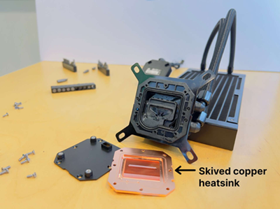 図7：銅製ヒートシンクを備えた Corsair ICUE H100i Elite Capellix 液体CPUクーラー（カバーを取り外した状態）